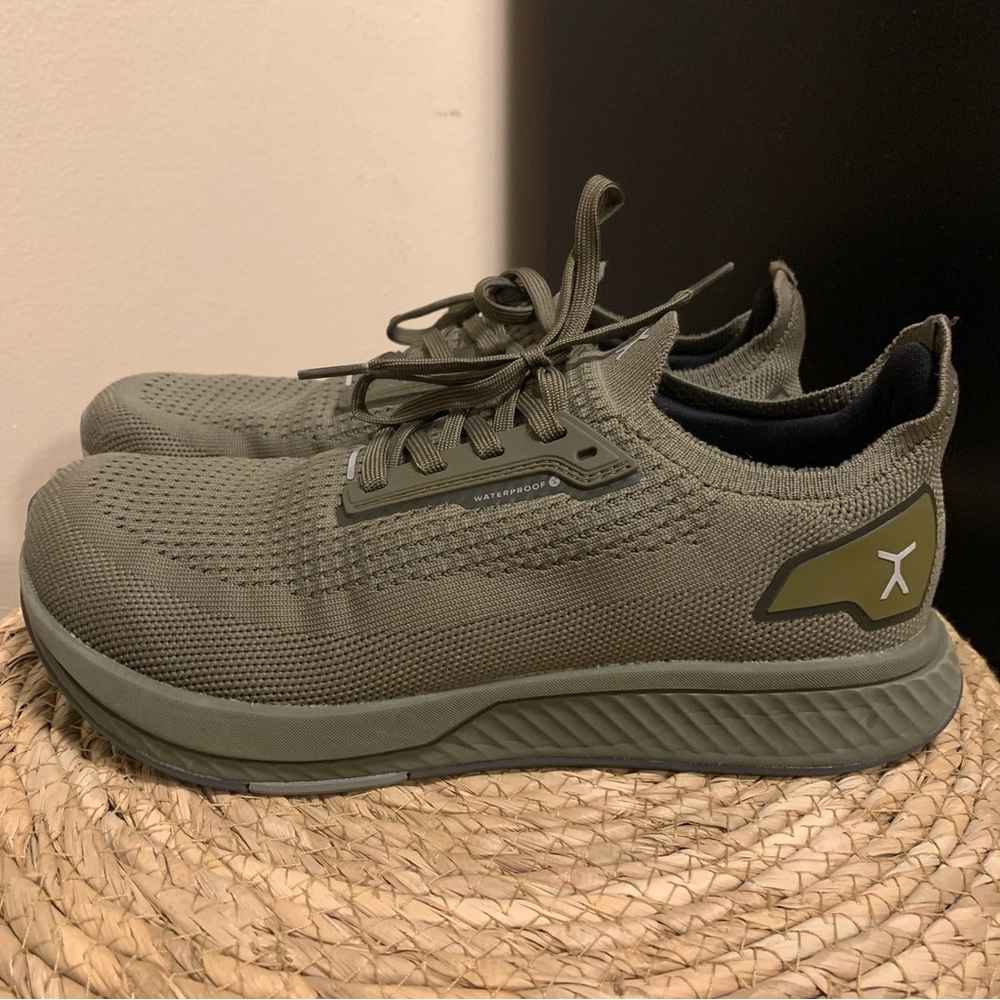 GENTLY USED FLUX WATERPROOF ADAPT RUNNER ZERO DROP WIDE TOEBOX MENS 7.5/WOMENS 9